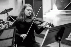 Violin tutor Zoe from Toronto, ON