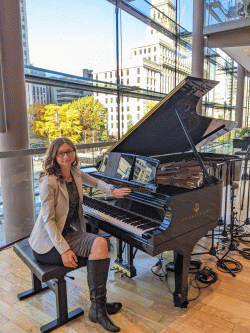 Piano tutor Liz from Toronto, ON